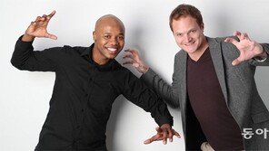 무대서 ‘으르렁’대던 두 숙적, 가면 벗고는 서로 “존경해!”