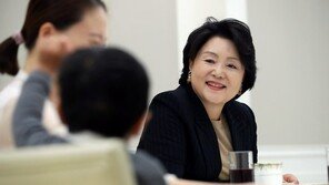 김정숙 여사, 與당직자들과 靑서 31일 오찬…첫 공식초청