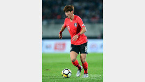 황의조 “찬스 났을 때 빨리 결정지을 수 있도록 준비”