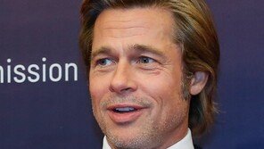 [연예뉴스 HOT5] 브래드 피트, 샤를리즈 테론과 열애설