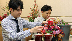 백화점 문화센터 ‘꽃을 든 남자’ 북적