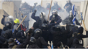 “마케도니아는 그리스 것”… 아테네 뒤덮은 시위 물결