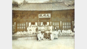 진관사 보수하려 벽 뜯어내자 한지에 쌓인 보퉁이에는…