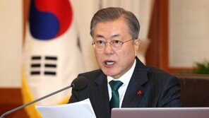 文대통령 “카드 수수료 개편, 자영업자 숨통 틔는 계기 되길”