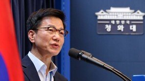 靑 “탁현민 사표 처리? 행정관 인사 절차·요건 맞춰 진행”