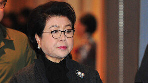 檢 “김윤옥 여사, 국정원 특활비로 미국 명품쇼핑” 주장