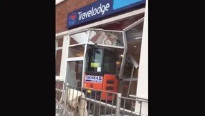 “임금 내놔!”…英건설 노동자, 호텔 완공되는 날 포크레인으로 부숴