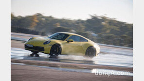 포르쉐 신형 911, ‘웻 모드’ 기본 탑재…“젖은 도로 문제없다”