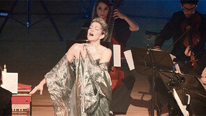 그녀의 아리아는 평화를 향한 갈망이었다