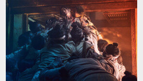 그로테스크한 연출-생생한 좀비 묘사로 공포감 극대화