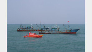‘제주 해역서 고등어 싹쓸이’ 불법 중국어선 2척 나포