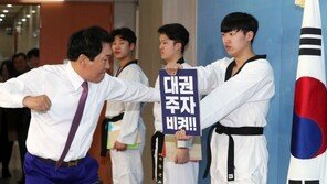 송판 격파에… 세 과시에…안상수·김진태 전대 출마 ‘눈길’