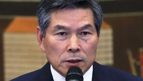 정경두 국방, 日 초계기 처음 언급하다 급히 자리 뜬 이유는