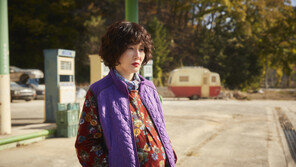 ‘뽀글이 파마’도 불사, 엄지원의 파격 변신