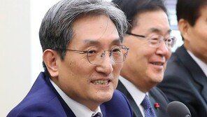 노영민, 靑 참모들에 “대통령 대면보고 줄여라…‘저녁 있는 삶’ 드리자”