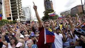 트럼프, 베네수엘라 국회의장 대통령 인정…마두로 공식배척