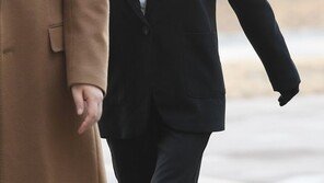 슈, 상습도박 첫 재판 ‘뿔테 안경에 검은 정장’…연예인은 연예인