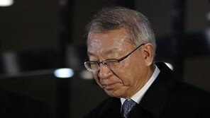 ‘구치소 수감’ 양승태, 1.9평 독방서 첫밤…미결수용자복 환복