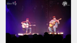 화려한 밴드들 제치고 올해의 기대주 뽑힌 통기타 듀오 ‘우주왕복선싸이드미러’ 