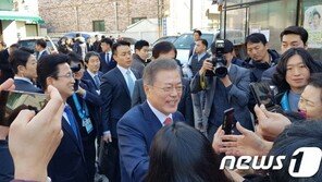 “대통령님 생신 축하드려요”…대전시민 文 대통령 방문에 환호