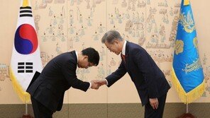 文대통령, 청문회 없이 조해주 선관위원 임명…정국 급랭