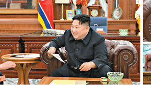 웃으며 트럼프 친서 내보인 김정은… “한발 한발 함께” 추가조치 요구