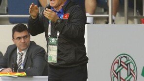 VAR에 웃고 운 베트남, 일본에 석패…박항서 “우승은 조국 대한민국이 했으면”