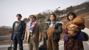 이상하면서도 웃긴 ‘기묘한 가족’, 코미디 인기 잇는다