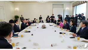 文대통령 “지역주의 타파 목표…전국 정당 꿈 다가가고 있어”