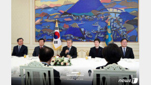 文대통령 “거시적 경제지표 좋아…올해 경제성과 내도록 노력하자”