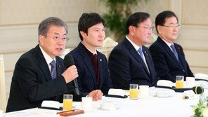 文대통령 “경제, 어렵다 하면 더 어려워…자신있게 얘기하라”