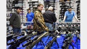 美서 차 뒷좌석 타고가다 앞 두 사람 19발, 6발 쏴 살해