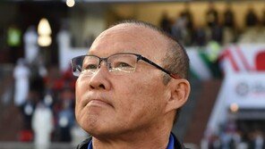 박 감독 “저도 한국 사람이니 마냥 편하진 않네요”