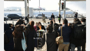 자리 경쟁에 예약부도까지…연예인 극성팬에 공항은 몸살