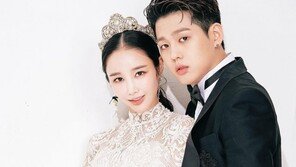 이사강♥론, 27일 결혼…11세 연상연하 부부 탄생