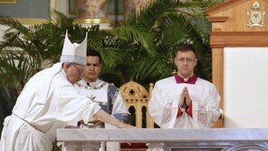 교황, 파나마서 미사 집전…청년들과 성추문 토론도