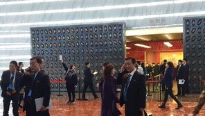 휴대전화도 금지하며 “북-중 우호 영원하리라” 외친 북한 예술단 공연