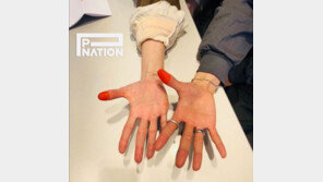 현아·이던, 싸이와 손잡았다…계약서에 지장 ‘꾹’