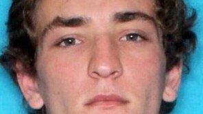 미국 21세 남성, 부모 2명과 애인 일가족 3명 사살 도주