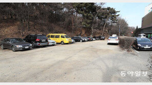 교회 주차장, 주택가서 떨어져 산 밑에 위치