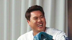 “100% 복귀, 100% 한화”… 류현진, 팬미팅서 굳은 약속