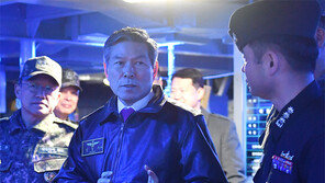 조종사 복장 정경두 “日초계기 위협비행 강력대응”