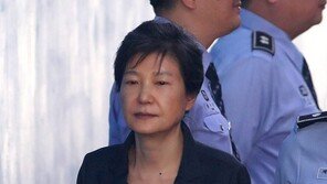 “박근혜 前대통령, 사람을 더럽게 만든다며 흐느껴 조사 중단”