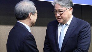 SUN 끌어안은 MOON…“AG 경기 다 봤고, 가슴 짠했다”