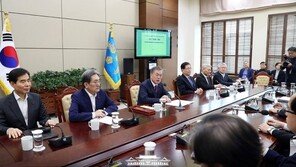 文대통령 “설 연휴, 전통시장·골목가게 찾아 따뜻한 정 나눠달라”