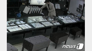 대낮 20초만에 금은방 턴 20대 절도범 검거…CCTV 영상 보니