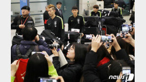 축구 대표팀 귀국…8강 탈락에도 팬들 공항에서 환영