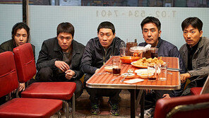 극한직업 독주? 2파전 노리는 뺑반!