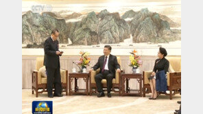 일어서서 시진핑에 김정은 인사 전한 리수용