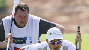 ‘캐디가 뒤 봐준’ 리하오퉁, 1억 날렸네